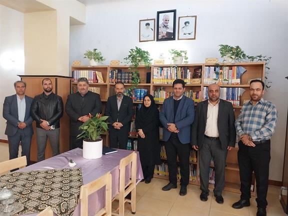 بازدید شهردار محترم و اعضای شورای شهر و شهرستان از کتابخانه دکتر کنی رمک به مناسبت هفته کتاب وکتاب خوانی